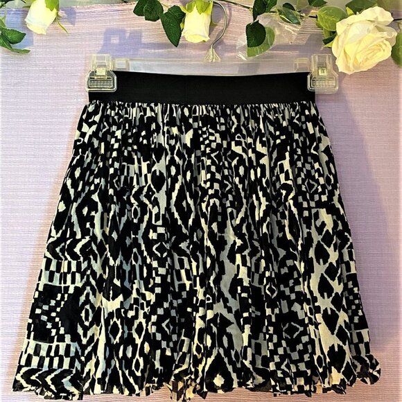 NWOT Vince Camuto Mini Skirt. Size Extra Small. - Picture 3 of 7